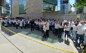 Ljekari pred Parlamentom FBiH: Naša borba ne prestaje 